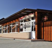 NA PREDAJ PRÉMIOVÉ OBCHODNÉ PRIESTORY REŠTAURÁCIA BARÓNKA VT - Gastro priestory na Budovateľskej ulici vo Vranove nad Topľou s dreveným vonkajším obkladom.