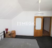 REZERVOVANÝ RODINNÝ DOM S KOZUBOM, NIŽNÉ LADIČKOVCE - Spálňa v Rodinnom dome s posteľou, nočným stolíkom a pleteným košom.
