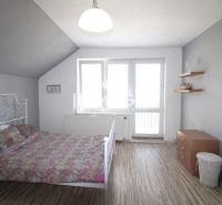 REZERVOVANÝ RODINNÝ DOM S KOZUBOM, NIŽNÉ LADIČKOVCE - Interiér rodinného domu s posteľou, skriňou a podlahou s dreveným dekorom.