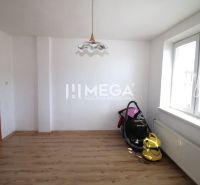 REZERVOVANÝ RODINNÝ DOM S KOZUBOM, NIŽNÉ LADIČKOVCE - Interiér rodinného domu s bielymi stenami a podlahou s dreveným dekorom.