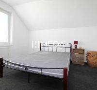 REZERVOVANÝ RODINNÝ DOM S KOZUBOM, NIŽNÉ LADIČKOVCE - Spálňa v rodinnom dome so železnou posteľou, nočným stolíkom a košom.