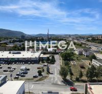 NA PRENÁJOM KANCELÁRIA IDEÁLNA NA SLUŽBY 35m² - HUMENNÉ - Letecký pohľad na časť Humenného na Štefánikovej ulici, kancelárie a supermarket.
