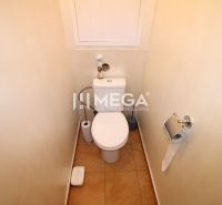 DOHODA NA CENE NA PREDAJ 4-IZBOVÝ BYT 88 m² S LOGGIOU HUMENNÉ - Kúpeľňa s toaletou a jednoduchými doplnkami v 4-izbovom byte.
