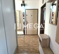 DOHODA NA CENE NA PREDAJ 4-IZBOVÝ BYT 88 m² S LOGGIOU HUMENNÉ - Chodba so zrkadlom a podlahou s dreveným dekorom v 4-izbovom byte.