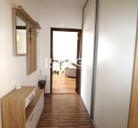 DOHODA NA CENE NA PREDAJ 4-IZBOVÝ BYT 88 m² S LOGGIOU HUMENNÉ - Chodba so šatníkovou skriňou v 4-izbovom byte s podlahou s dreveným dekorom.