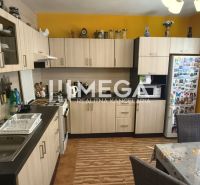 DOHODA NA CENE NA PREDAJ 4-IZBOVÝ BYT 88 m² S LOGGIOU HUMENNÉ - Kuchyňa v 4-izbovom byte s podlahou s dreveným dekorom a vybavením na varenie.