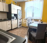 DOHODA NA CENE NA PREDAJ 4-IZBOVÝ BYT 88 m² S LOGGIOU HUMENNÉ - Kuchyňa so žltými stenami a podlahou s dreveným dekorom v 4-izbovom byte.