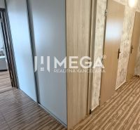 DOHODA NA CENE NA PREDAJ 4-IZBOVÝ BYT 88 m² S LOGGIOU HUMENNÉ - Chodba so šatníkovými skriňami a vstupom do izieb v 4-izbovom byte.