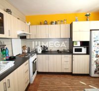 DOHODA NA CENE NA PREDAJ 4-IZBOVÝ BYT 88 m² S LOGGIOU HUMENNÉ - Kuchyňa v 4-izbovom byte s podlahou s dreveným dekorom a žltou stenou.