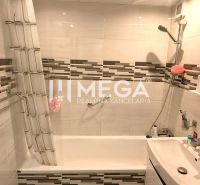 DOHODA NA CENE NA PREDAJ 4-IZBOVÝ BYT 88 m² S LOGGIOU HUMENNÉ - Kúpeľňa v 4-izbovom byte s vaňou, sprchou a obkladačkami na stenách.