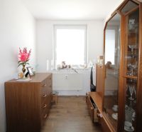 DOHODA NA CENE NA PREDAJ 4-IZBOVÝ BYT 88 m² S LOGGIOU HUMENNÉ - Izba so skrinkami a podlahou s dreveným dekorom v 4-izbovom byte.