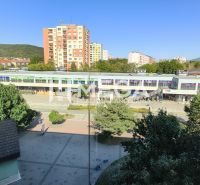 NA PRENÁJOM PRÉMIOVÝ 3-IZBOVÝ BYT – CENTRAL POINT HUMENNÉ - Výhľad z 3-izbového bytu v Humennom na okolitú zástavbu a zeleň.