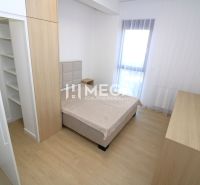 NA PRENÁJOM PRÉMIOVÝ 3-IZBOVÝ BYT – CENTRAL POINT HUMENNÉ - Spálňa v 3-izbovom byte s podlahou s dreveným dekorom a úložným priestorom.