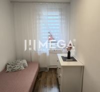 NA PRENÁJOM – PRÉMIOVÝ 3-IZBOVÝ BYT S PANORAMATICKÝM VÝHĽADOM - Jednoduchý interiér 3-izbového bytu s posteľou a podlahou s dreveným dekorom.