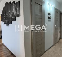 NA PRENÁJOM – PRÉMIOVÝ 3-IZBOVÝ BYT S PANORAMATICKÝM VÝHĽADOM - Interiér 3-izbového bytu so stenou z kameňového obkladu a podlahou s dreveným dekorom.