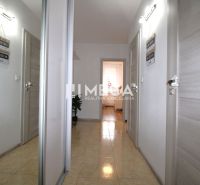 NA PRENÁJOM – PRÉMIOVÝ 3-IZBOVÝ BYT S PANORAMATICKÝM VÝHĽADOM - Chodba s keramickou dlažbou v 3-izbovom byte s bielymi stenami a svetlými dverami.