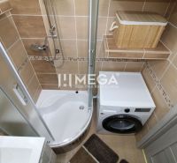 NA PRENÁJOM – PRÉMIOVÝ 3-IZBOVÝ BYT S PANORAMATICKÝM VÝHĽADOM - Kúpeľňa so sprchovacím kútom a práčkou v 3-izbovom byte, s hnedými obkladmi.