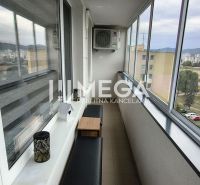 NA PRENÁJOM – PRÉMIOVÝ 3-IZBOVÝ BYT S PANORAMATICKÝM VÝHĽADOM - Balkón v 3-izbovom byte na Puškinovej ulici, Humenné s výhľadom na mesto.