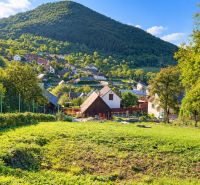 Stavebný pozemok 750 m2 v Košeckom Podhradí - V Košeckom Podhradí na ulici Košecké Podhradie sa rozprestierajú zelené pozemky - bývanie s výhľadom na kopce.