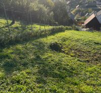 Stavebný pozemok 750 m2 v Košeckom Podhradí - Pozemky - bývanie v Košeckom Podhradí ponúkajú krásny výhľad na krajinu a domy.