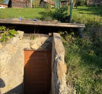 Stavebný pozemok 750 m2 v Košeckom Podhradí - Kamenný vchod do pivnice na pozemkoch na bývanie v obci Košecké Podhradie.