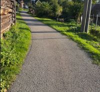 Stavebný pozemok 750 m2 v Košeckom Podhradí - Cesta medzi domami v Košeckom Podhradí s pozemkami na bývanie.