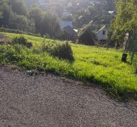 Stavebný pozemok 750 m2 v Košeckom Podhradí - Slnečný deň v Košeckom Podhradí s výhľadom na pozemky - bývanie na svahu.
