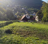 Stavebný pozemok 750 m2 v Košeckom Podhradí - Pozemok na bývanie v Košeckom Podhradí obklopený prírodou a domami, pod vrcholmi hôr.