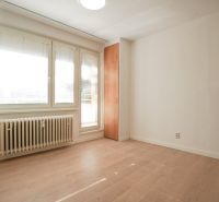 REZERVOVANÉ 1 izbový byt s balkónom - až 41m² N. DUBNICA - Izba v 1-izbovom byte s podlahou s dreveným dekorom, bielymi stenami a oknami.