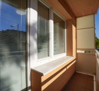 REZERVOVANÉ 1 izbový byt s balkónom - až 41m² N. DUBNICA - Balkón s výhľadom na Trenčiansku ulicu v Novej Dubnici, neďaleko 1-izbového bytu.