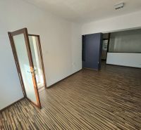 PRENÁJOM Bánovce nad Bebravou/2 IZBOVÝ BYT/CENTRUM-STRED/70m2 - Izba 2-izbového bytu s podlahou s dreveným dekorom a presklenými dverami.