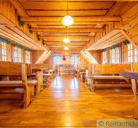 Požitavský dvor pri Topoľčiankach - Drevenica s dušou a obrovským pote - Interiér rodinného domu s podlahou s dreveným dekorom a dreveným nábytkom.