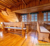 Požitavský dvor pri Topoľčiankach - Drevenica s dušou a obrovským pote - Drevený interiér s podlahou s dreveným dekorom a vidieckym posedením v rodinnom dome.