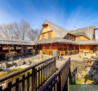 Požitavský dvor pri Topoľčiankach - Drevenica s dušou a obrovským pote - Drevený rodinný dom v Machulinciach s terasou a vodným mlynským kolesom.