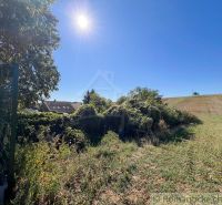 8,5 árov pokoja a krásnych výhľadov na okraji intravilánu - Slnečný deň v záhradách Pastuchova s výhľadom na dedinu a polia.