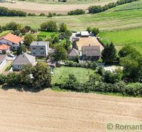 8,5 árov pokoja a krásnych výhľadov na okraji intravilánu - Dedinské záhrady v Pastuchove s domami obklopené poľami a lúkami.