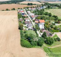 8,5 árov pokoja a krásnych výhľadov na okraji intravilánu - Letecká fotografia zachytáva výhľad na dedinu pri poli v Záhradách, Pastuchov.