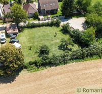 8,5 árov pokoja a krásnych výhľadov na okraji intravilánu - Domy so záhradami v Pastuchove obkolesené poľom a zeleňou.