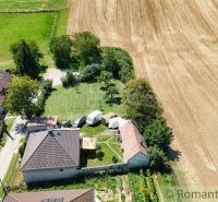 8,5 árov pokoja a krásnych výhľadov na okraji intravilánu - V Pastuchove sú záhrady obklopené poliami a dedinskými domami.