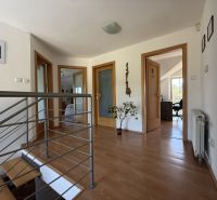 PREDAJ - RODINNÝ DOM - ZLATÉ MORAVCE - Chodba so schodiskom a podlahou s dreveným dekorom v rodinnom dome.