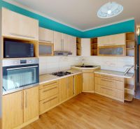 PREDANÉ !!! (74 m²) SVETLÝ 3i BYT S LOGGIOU - Kuchyňa s dreveným dekorom a tyrkysovou stenou v 3-izbovom byte.