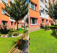 PREDANÉ !!! (74 m²) SVETLÝ 3i BYT S LOGGIOU - Záhrada s lavičkou a kvetmi pred bytovým domom na Tkáčskej ulici v Spišskej Novej Vsi.