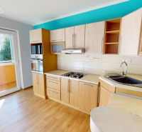 PREDANÉ !!! (74 m²) SVETLÝ 3i BYT S LOGGIOU - Kuchyňa v 3-izbovom byte s podlahou s dreveným dekorom a priamym vstupom na balkón.