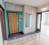 PREDANÉ !!! (74 m²) SVETLÝ 3i BYT S LOGGIOU - Vstupná hala 3-izbového bytu s podlahou s dreveným dekorom a vstavanou skriňou.