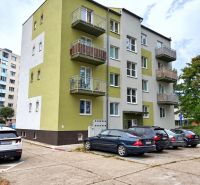 Predaj garsónka NOVOSTAVBA, Andrusovova ulica, Bratislava V. Petržalka - Bytový dom na Andrusovovej ulici, Bratislava - Petržalka so zaparkovanými autami pred budovou.