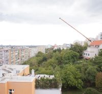 3-izb. byt, Lackova ul., Karlova Ves, veľká lodžia, 7 p./10 - Pohľad z Lackovej ulice na zeleň a okolie 3-izbového bytu v Karlovej Vsi.