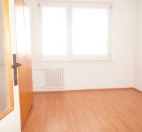 3-izb. byt, Lackova ul., Karlova Ves, veľká lodžia, 7 p./10 - Prázdna izba s bielymi stenami, podlaha s dreveným dekorom, radiátor, skriňa.