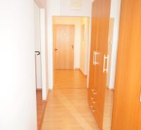 3-izb. byt, Lackova ul., Karlova Ves, veľká lodžia, 7 p./10 - Chodba s podlahou s dreveným dekorom a vstavaným šatníkom v 3-izbovom byte.