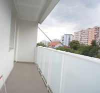 3-izb. byt, Lackova ul., Karlova Ves, veľká lodžia, 7 p./10 - Balkón 3-izbového bytu na Lackovej ulici s výhľadom na budovy v Karlovej Vsi.