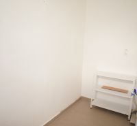 3-izb. byt, Lackova ul., Karlova Ves, veľká lodžia, 7 p./10 - Prázdna miestnosť s dvoma zásuvkami a policovým regálom v 3-izbovom byte.